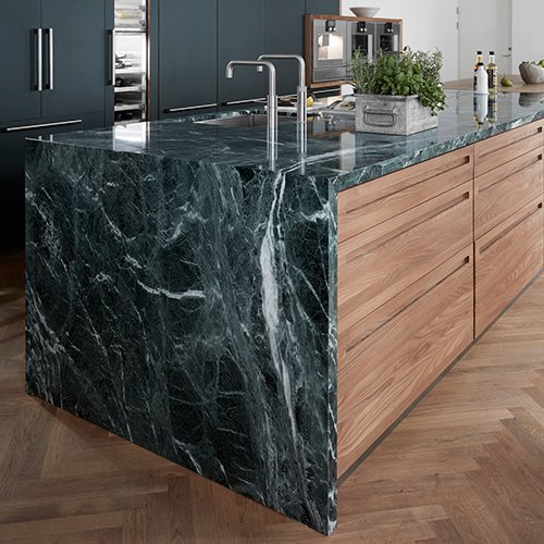 Unikt køkken med marmor bordplade